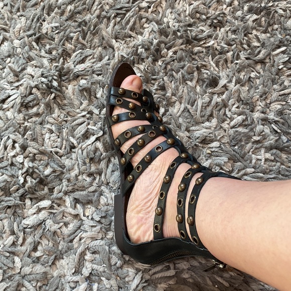 STEVE MADDEN LEATHER GLADIATOR SANDALS. SIZE 6. - Picture 5 of 8